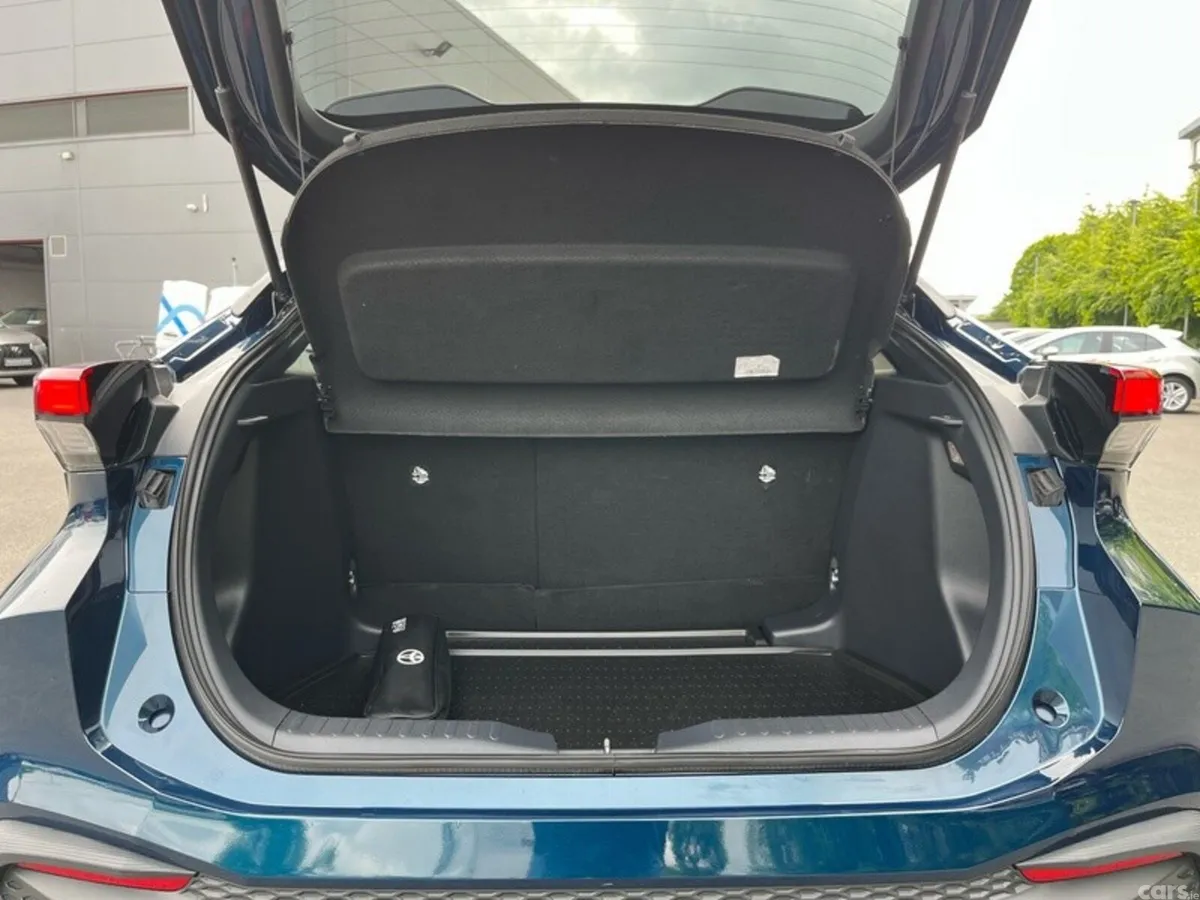 Toyota C-HR SUV, Petrol Hybrid, 2024, Blue