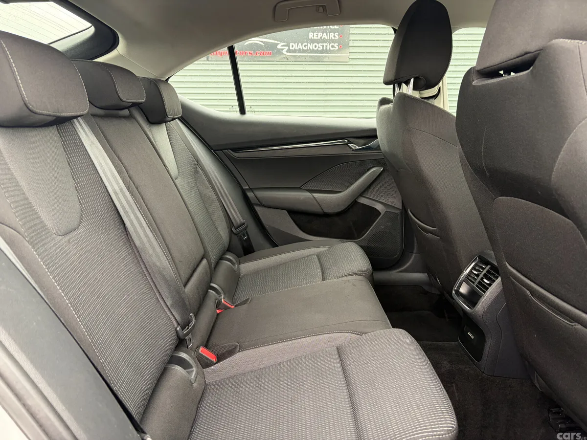 Skoda Octavia Hatchback, Diesel, 2022, Silver