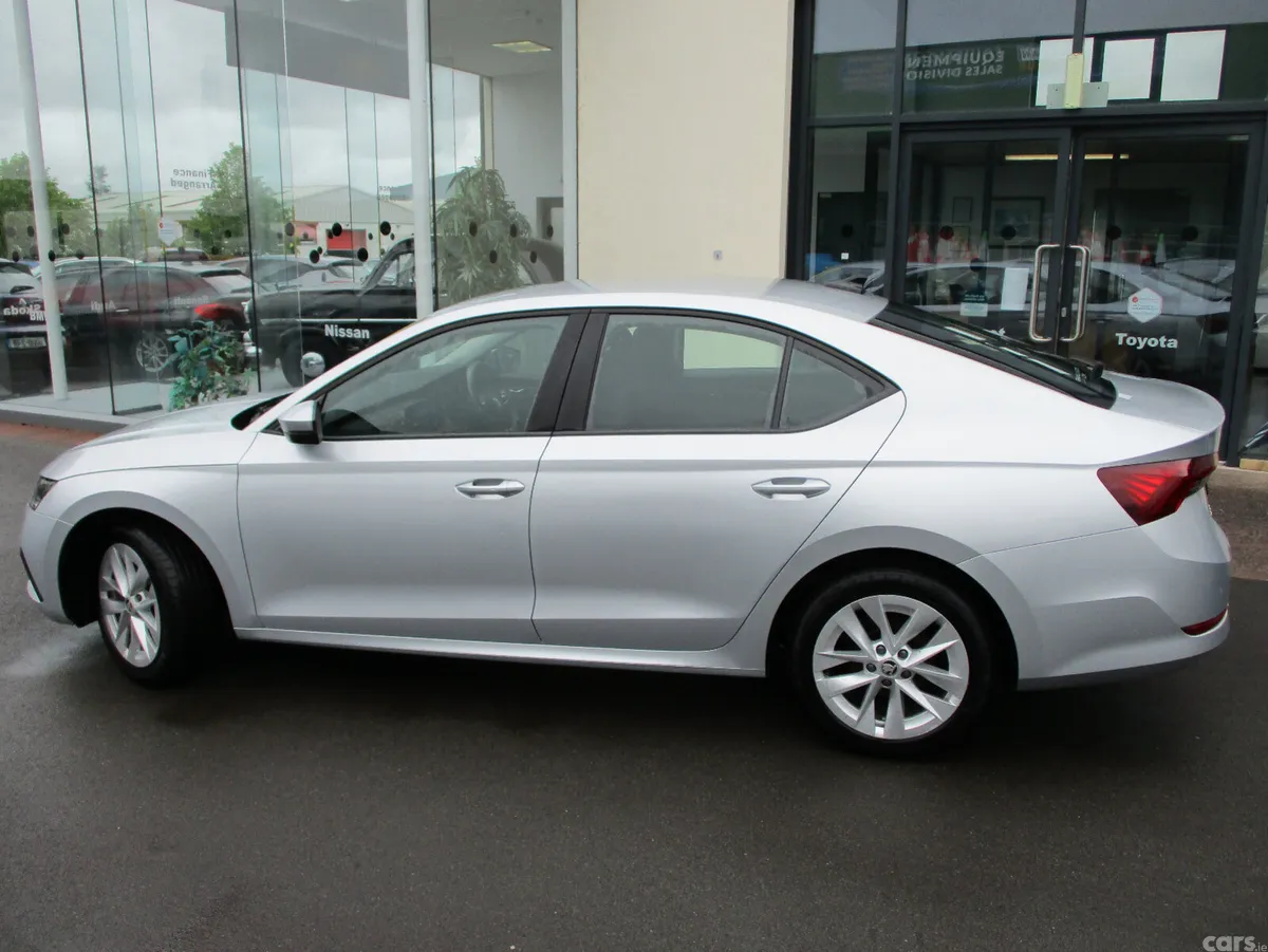 Skoda Octavia Saloon, Diesel, 2023, Grey