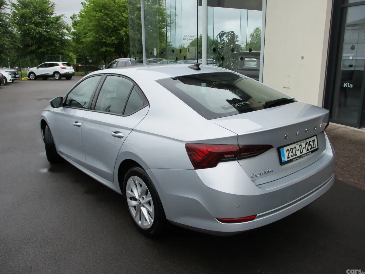 Skoda Octavia Saloon, Diesel, 2023, Grey