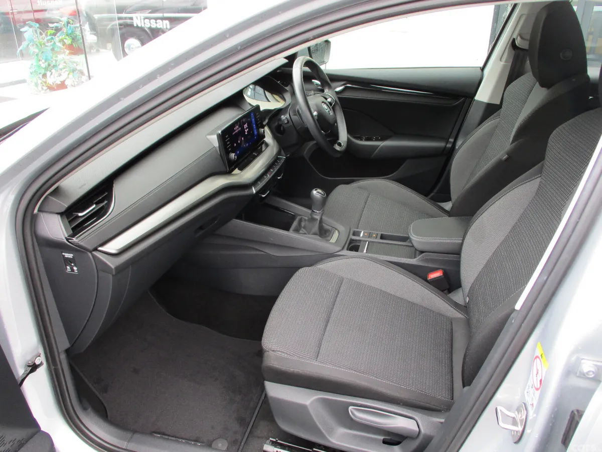 Skoda Octavia Saloon, Diesel, 2023, Grey
