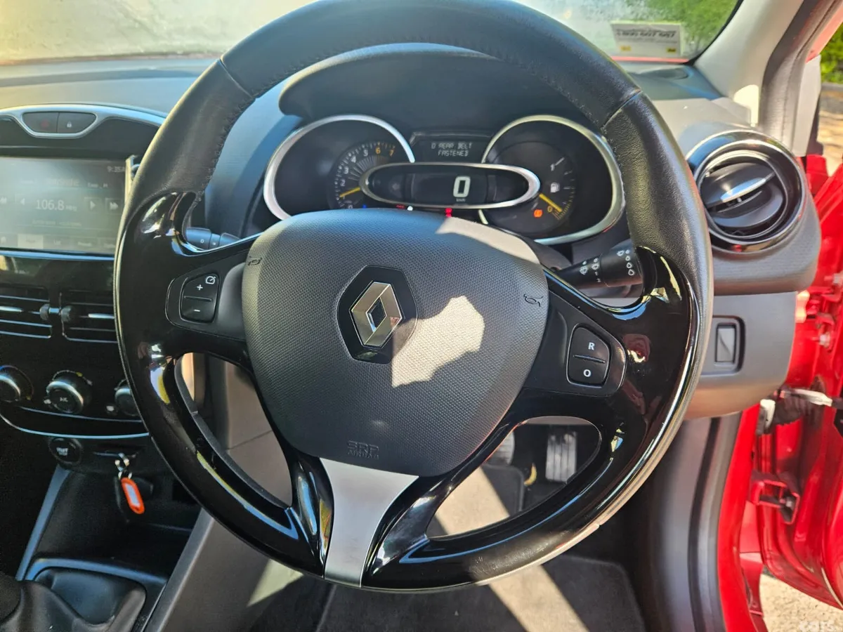 Renault Clio Hatchback, Petrol, 2016, Red