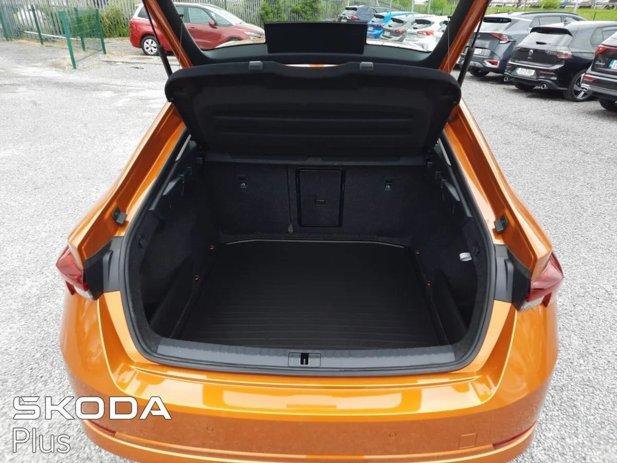 Skoda Octavia Saloon, Diesel, 2024, Orange