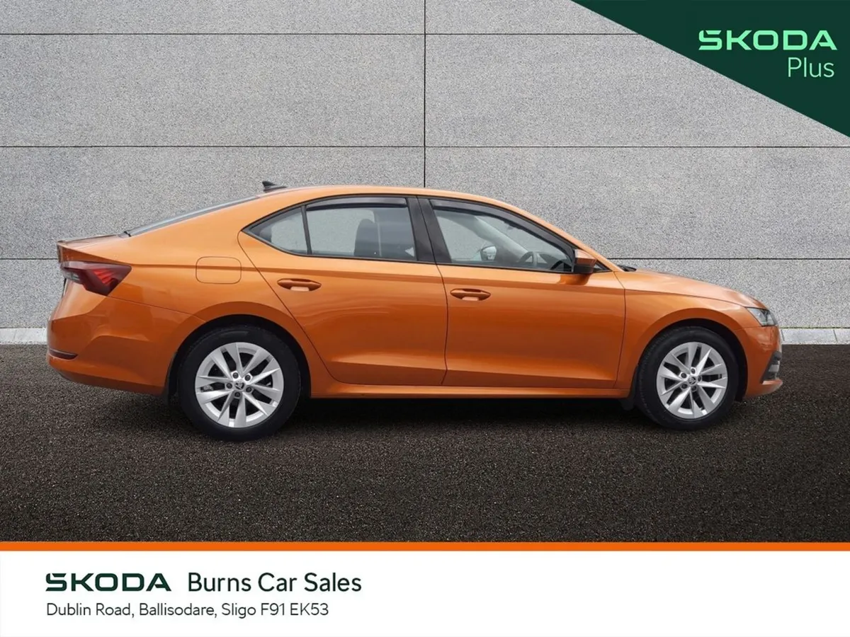 Skoda Octavia Saloon, Diesel, 2024, Orange