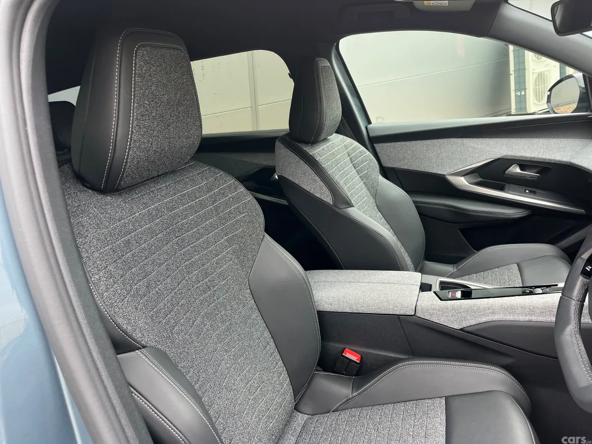 Peugeot 5008 MPV, Petrol Hybrid, 2025, Blue