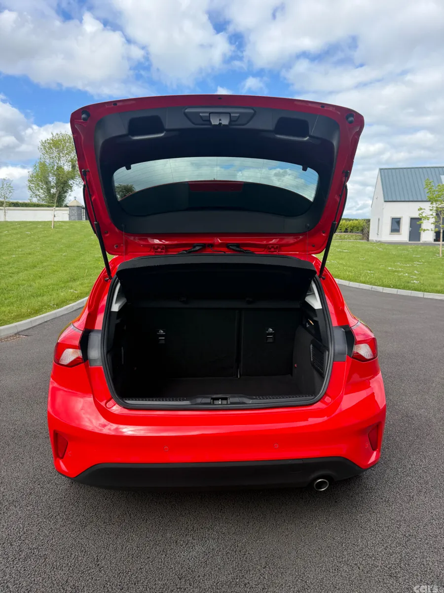 Ford Focus Hatchback, Diesel, 2021, Red