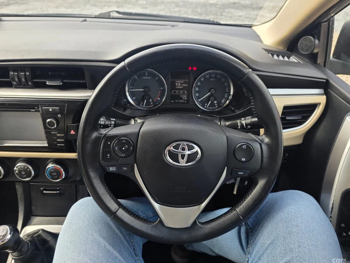Toyota Corolla Saloon, Diesel, 2014, Silver