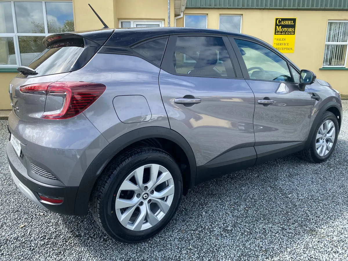 Renault Captur Hatchback, Petrol, 2022, Grey