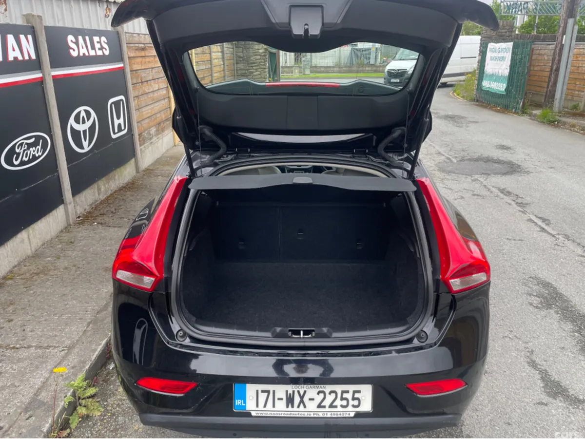 Volvo V40 Hatchback, Diesel, 2017, Black