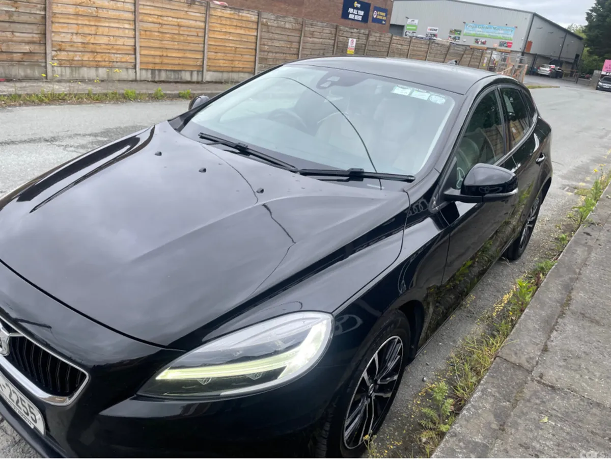 Volvo V40 Hatchback, Diesel, 2017, Black