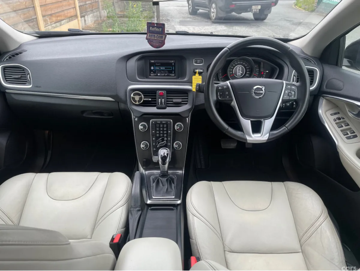 Volvo V40 Hatchback, Diesel, 2017, Black