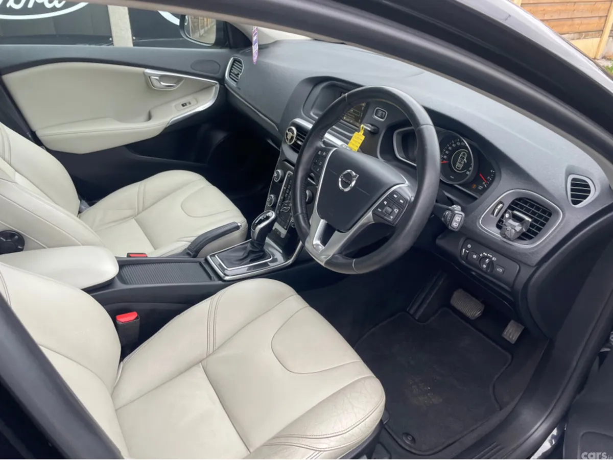 Volvo V40 Hatchback, Diesel, 2017, Black