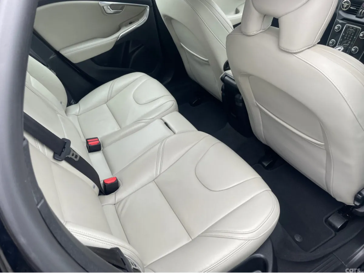 Volvo V40 Hatchback, Diesel, 2017, Black