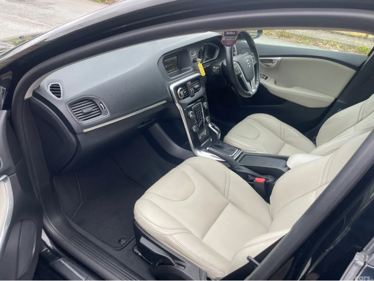 Volvo V40 Hatchback, Diesel, 2017, Black