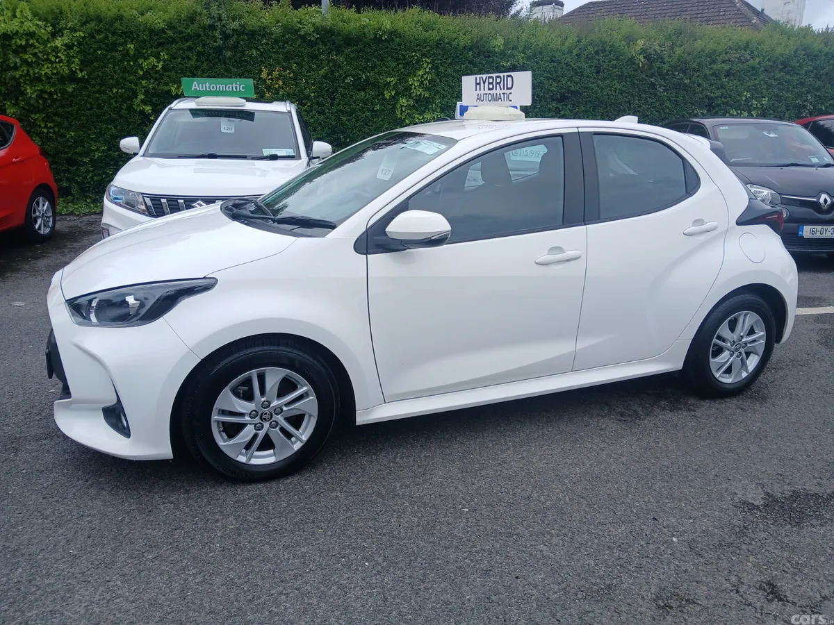 Toyota Yaris Hatchback, Petrol Hybrid, 2023, White