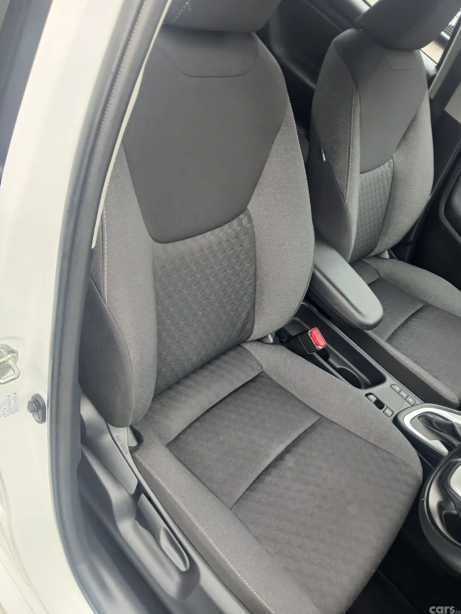 Toyota Yaris Hatchback, Petrol Hybrid, 2023, White