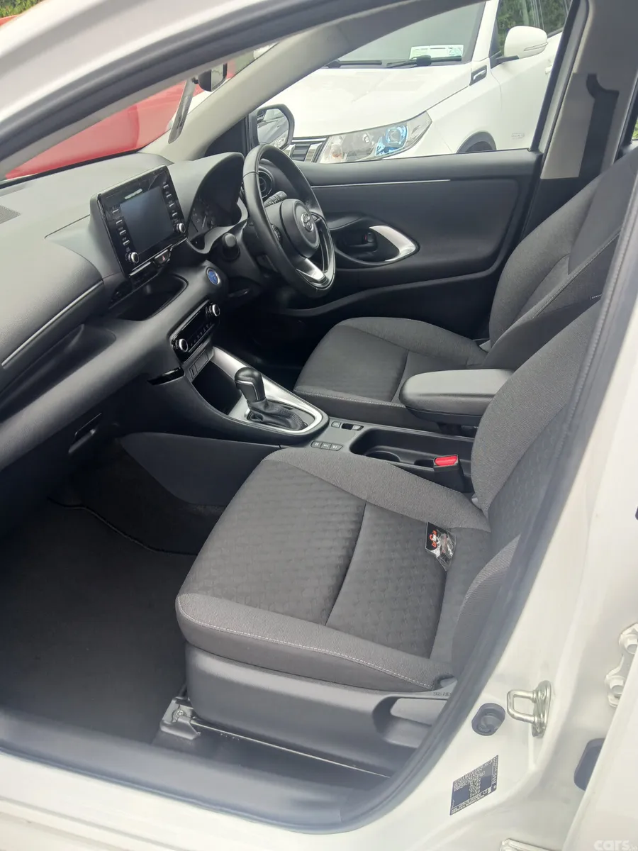 Toyota Yaris Hatchback, Petrol Hybrid, 2023, White