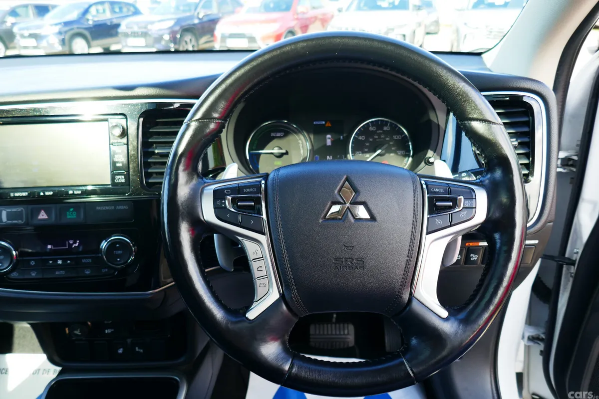 Mitsubishi Outlander SUV, Petrol Plug-in Hybrid, 2017, White