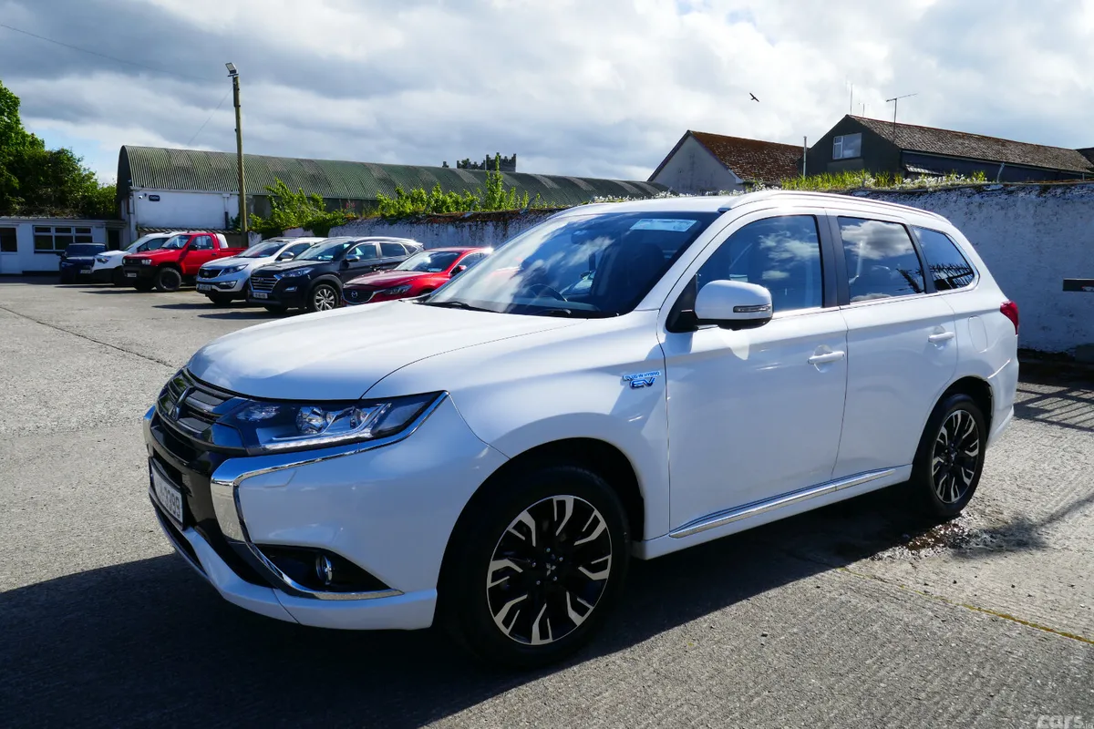 Mitsubishi Outlander SUV, Petrol Plug-in Hybrid, 2017, White