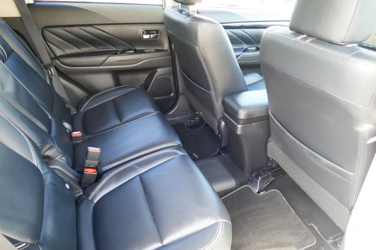 Mitsubishi Outlander SUV, Petrol Plug-in Hybrid, 2017, White