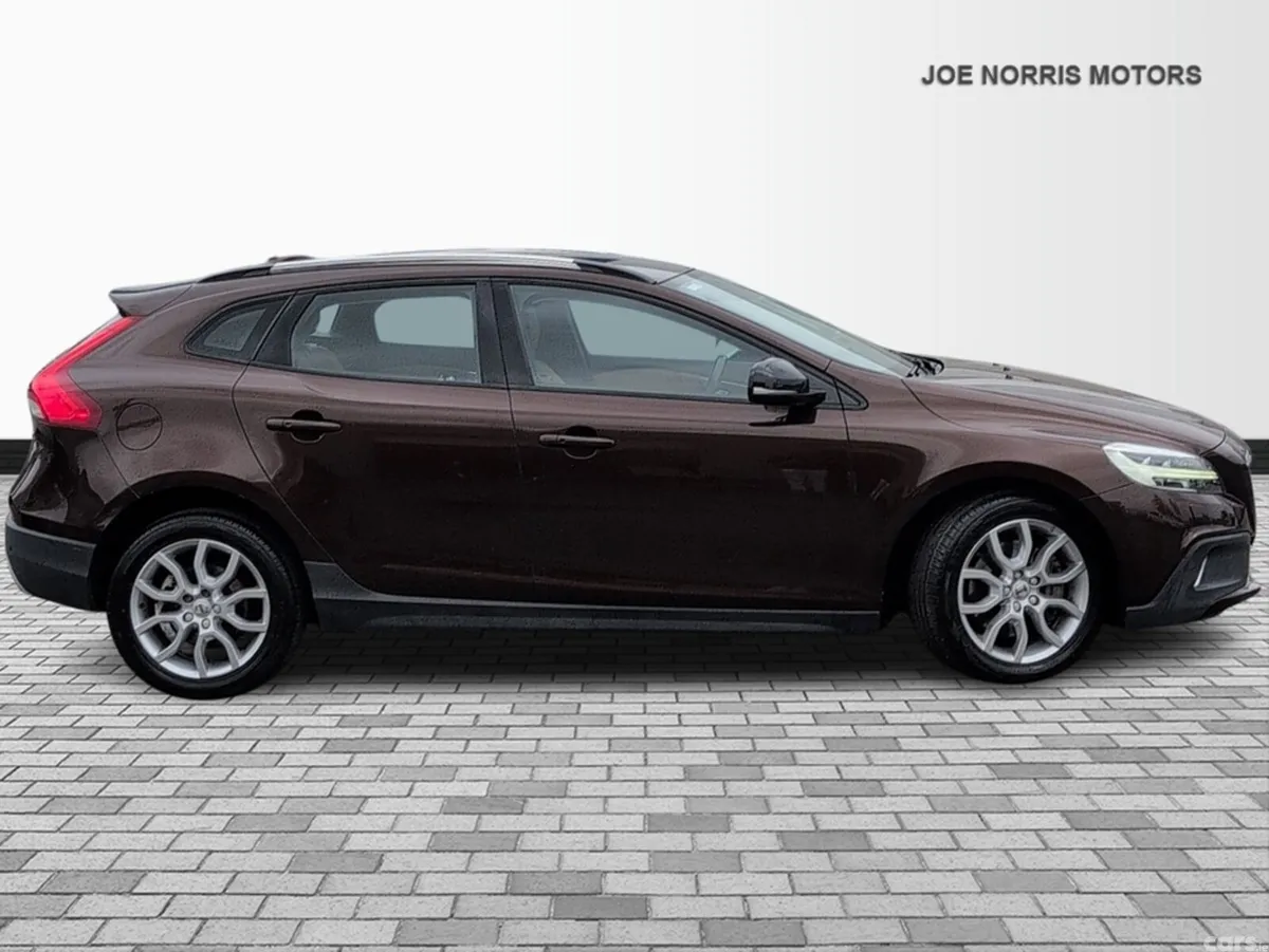 Volvo V40 Hatchback, Diesel, 2017, Brown