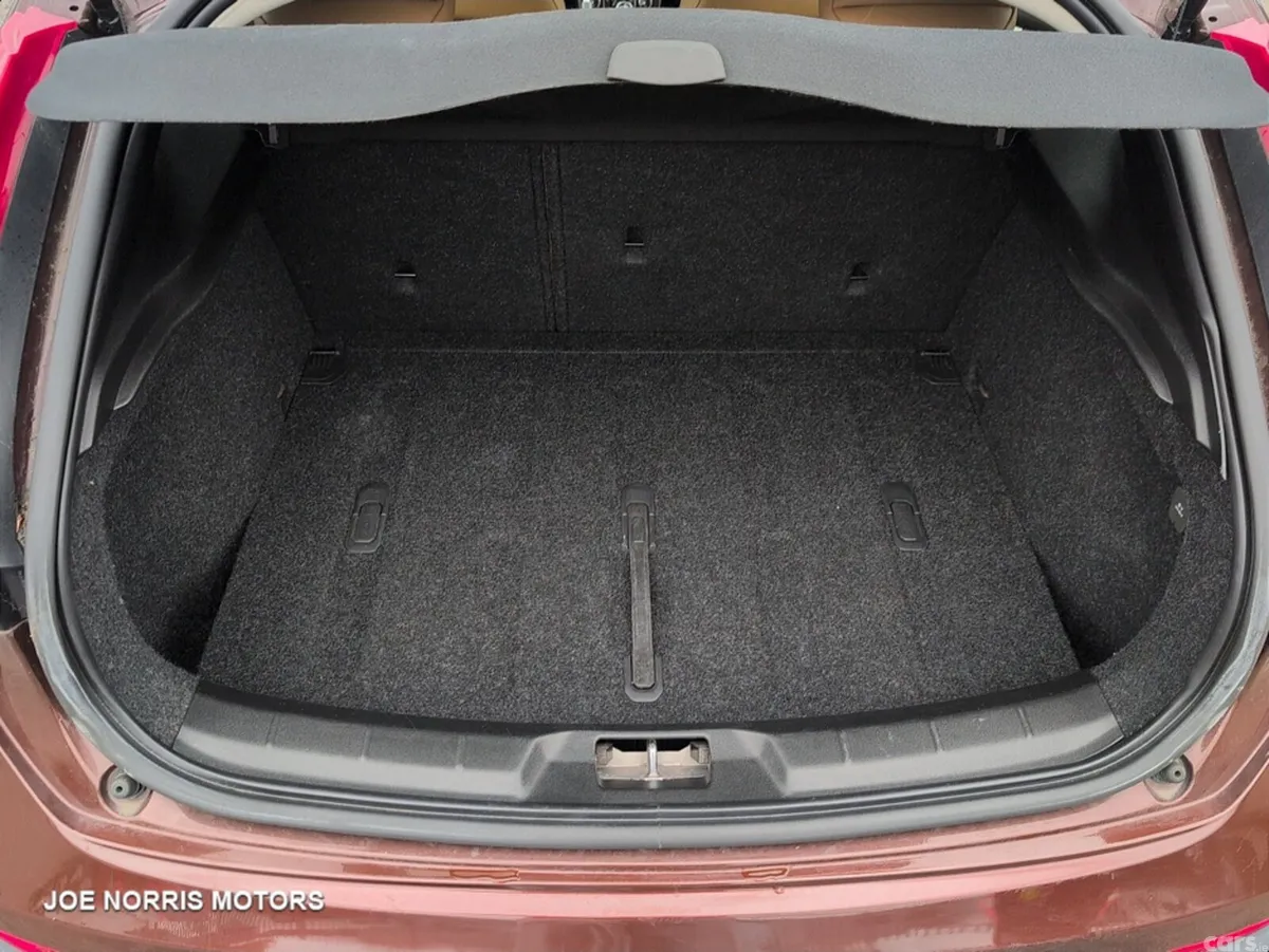 Volvo V40 Hatchback, Diesel, 2017, Brown