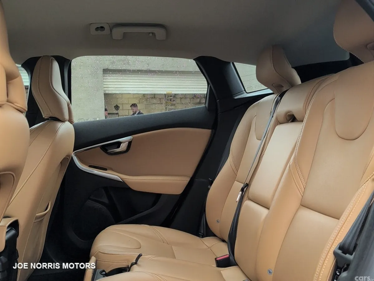 Volvo V40 Hatchback, Diesel, 2017, Brown