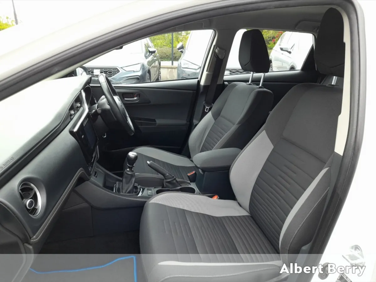Toyota Auris Hatchback, Diesel, 2017, White