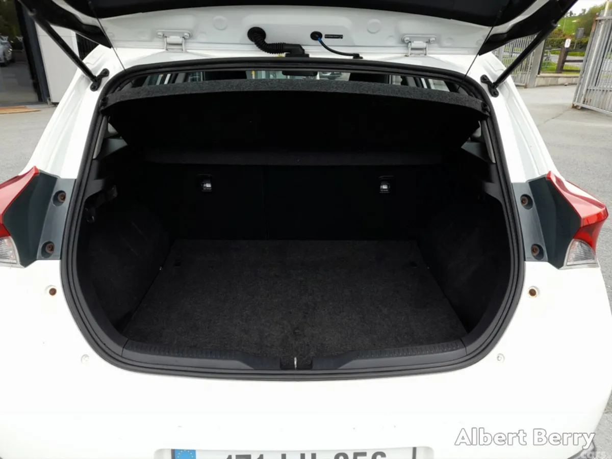 Toyota Auris Hatchback, Diesel, 2017, White