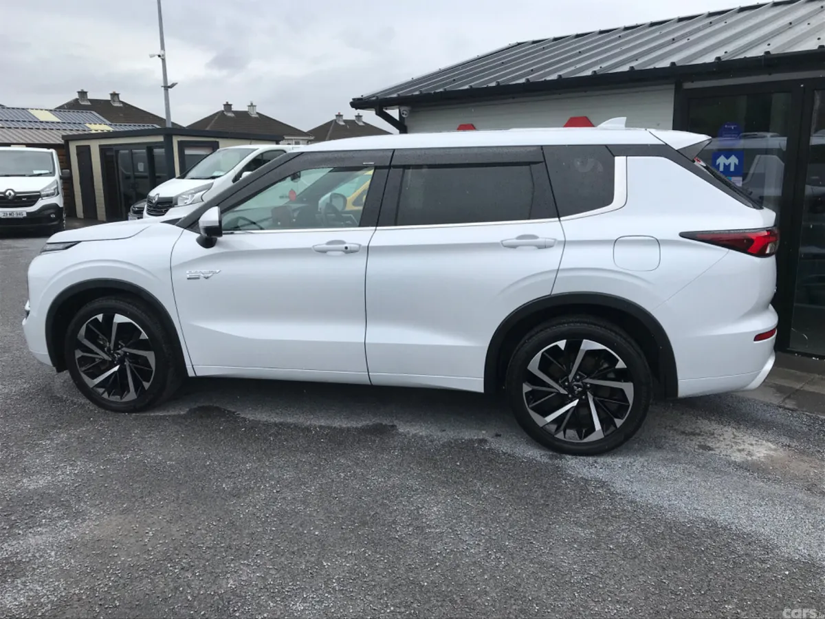 Mitsubishi Outlander SUV, Petrol Plug-in Hybrid, 2023, White