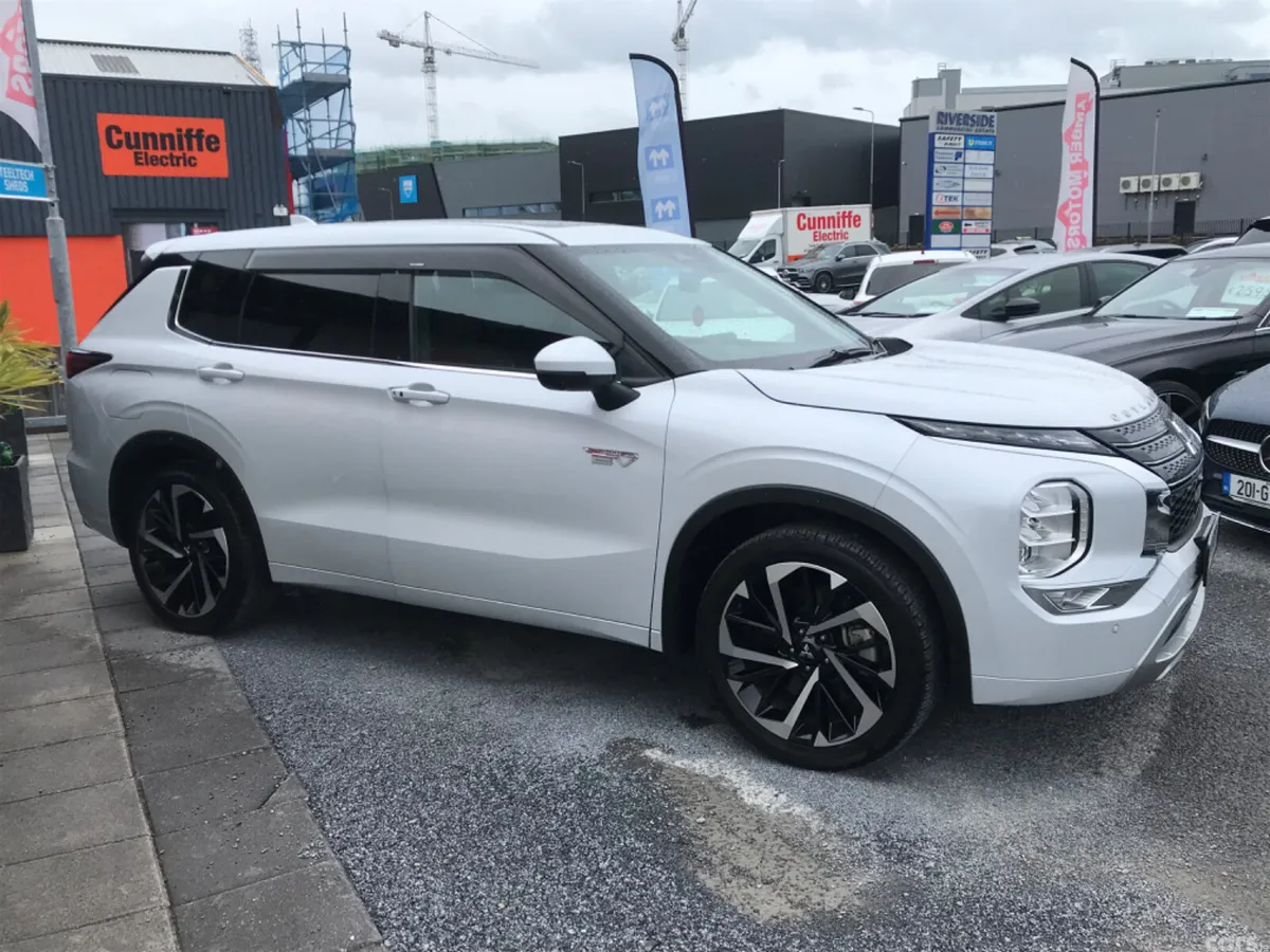 Mitsubishi Outlander SUV, Petrol Plug-in Hybrid, 2023, White