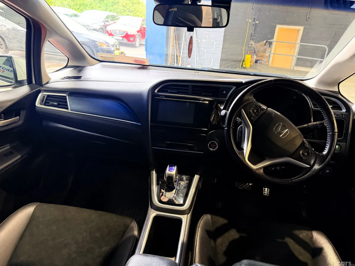 Honda Shuttle MPV, Petrol Hybrid, 2016, White