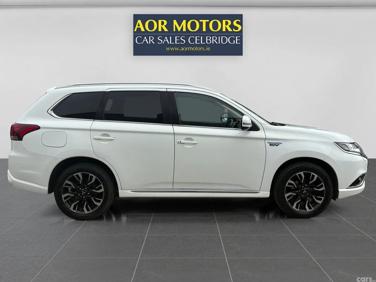 Mitsubishi Outlander SUV, Petrol Plug-in Hybrid, 2016, White