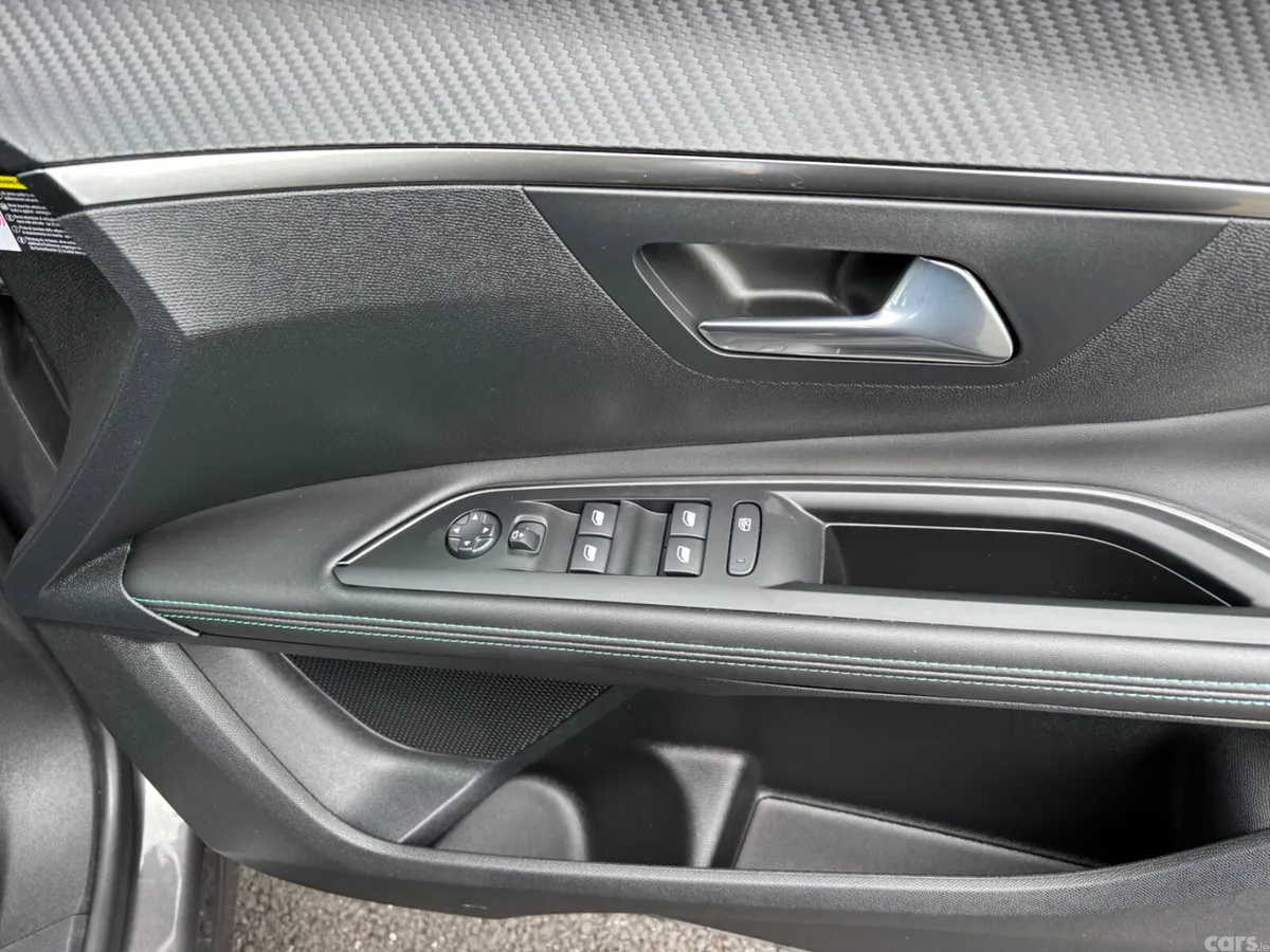 Peugeot 5008 MPV, Petrol Hybrid, 2024, Grey