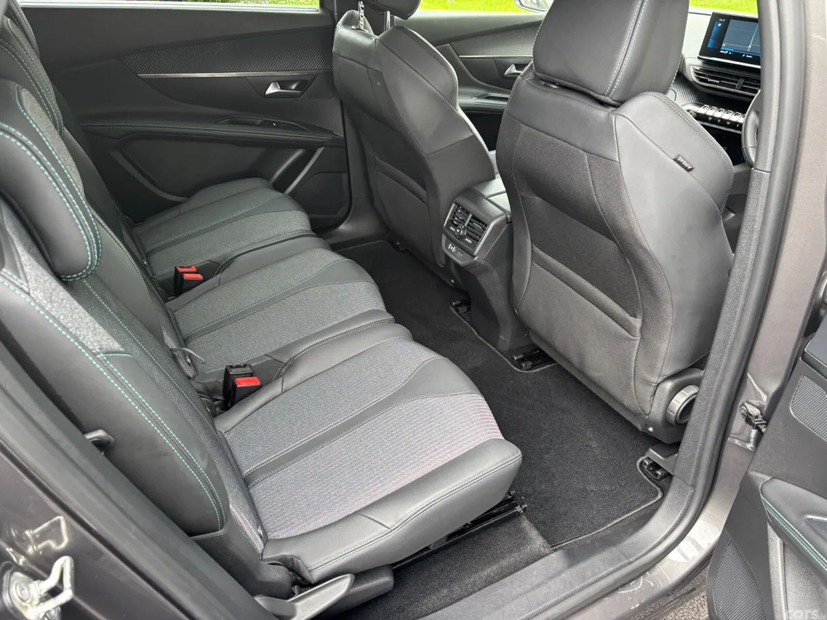 Peugeot 5008 MPV, Petrol Hybrid, 2024, Grey