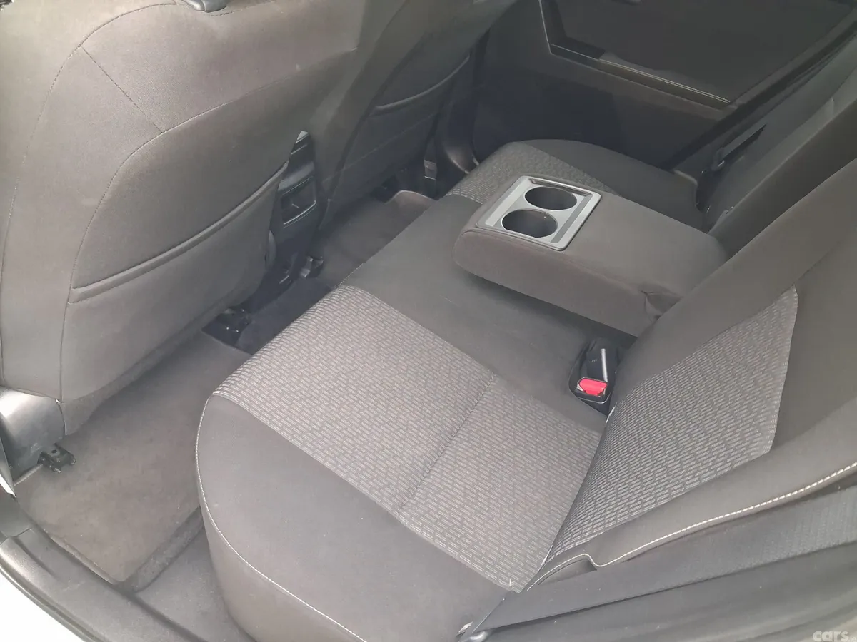Toyota Auris Hatchback, Petrol, 2015, White