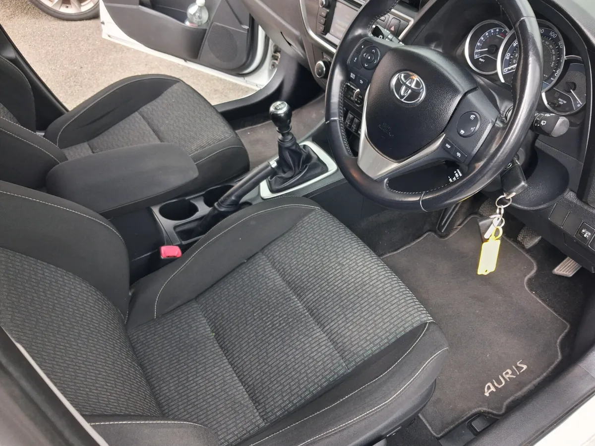 Toyota Auris Hatchback, Petrol, 2015, White