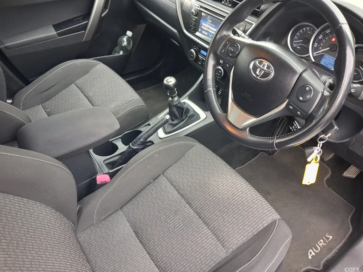 Toyota Auris Hatchback, Petrol, 2015, White