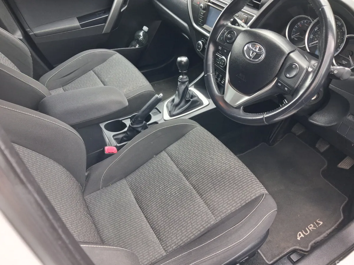 Toyota Auris Hatchback, Petrol, 2015, White