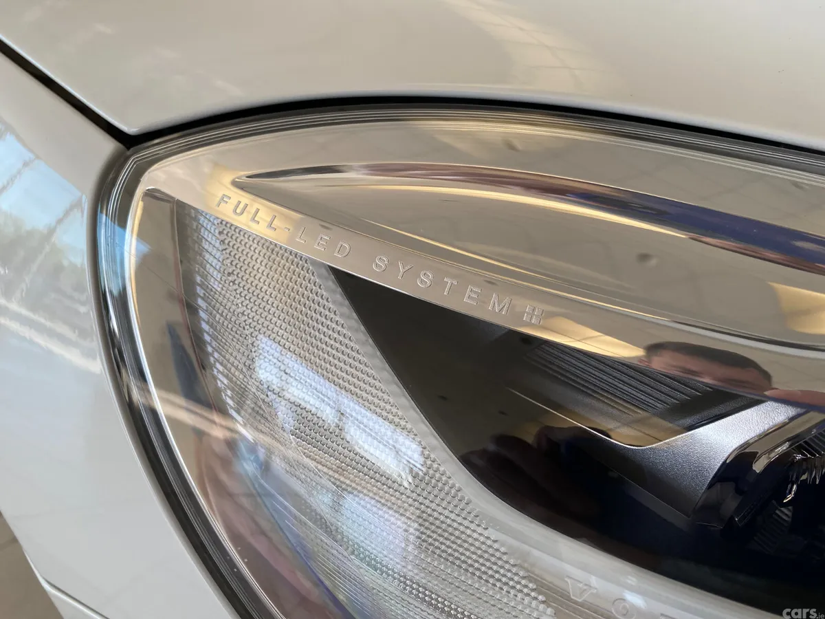 Volvo V40 Hatchback, Diesel, 2017, White