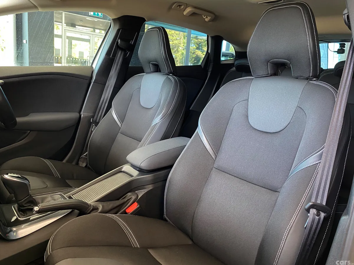 Volvo V40 Hatchback, Diesel, 2017, White