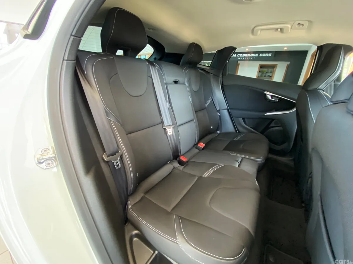 Volvo V40 Hatchback, Diesel, 2017, White
