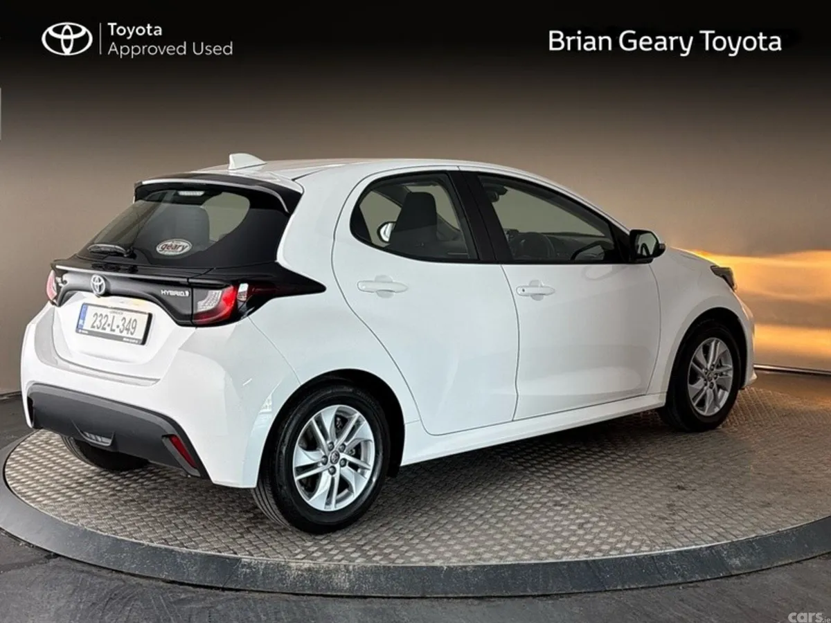 Toyota Yaris Hatchback, Petrol Hybrid, 2023, White