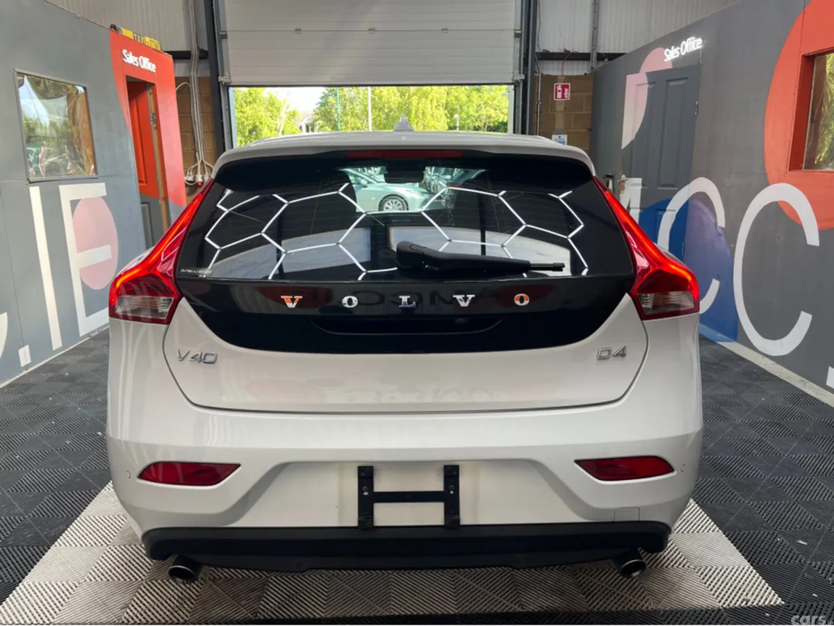 Volvo V40 Hatchback, Diesel, 2017, White