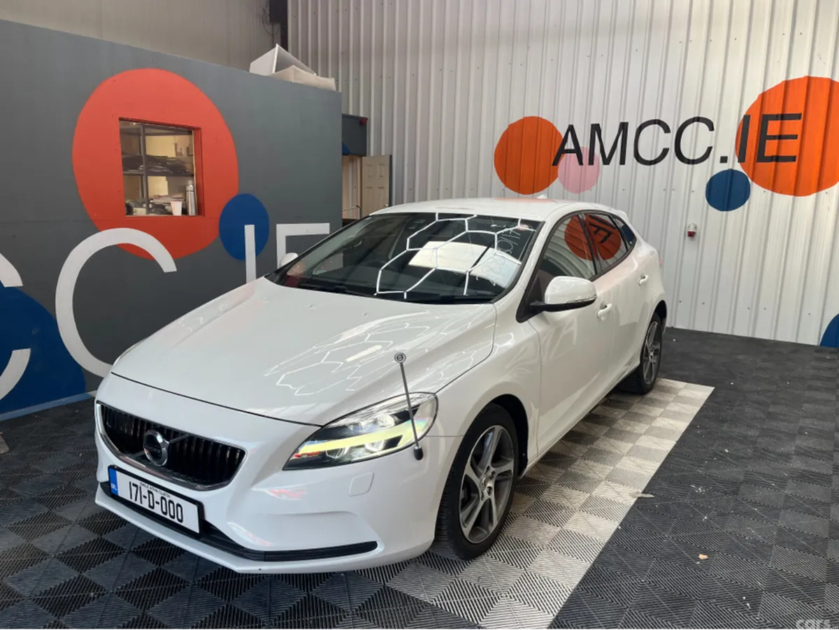 Volvo V40 Hatchback, Diesel, 2017, White