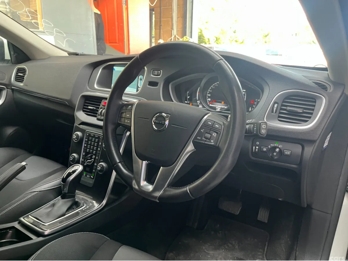 Volvo V40 Hatchback, Diesel, 2017, White