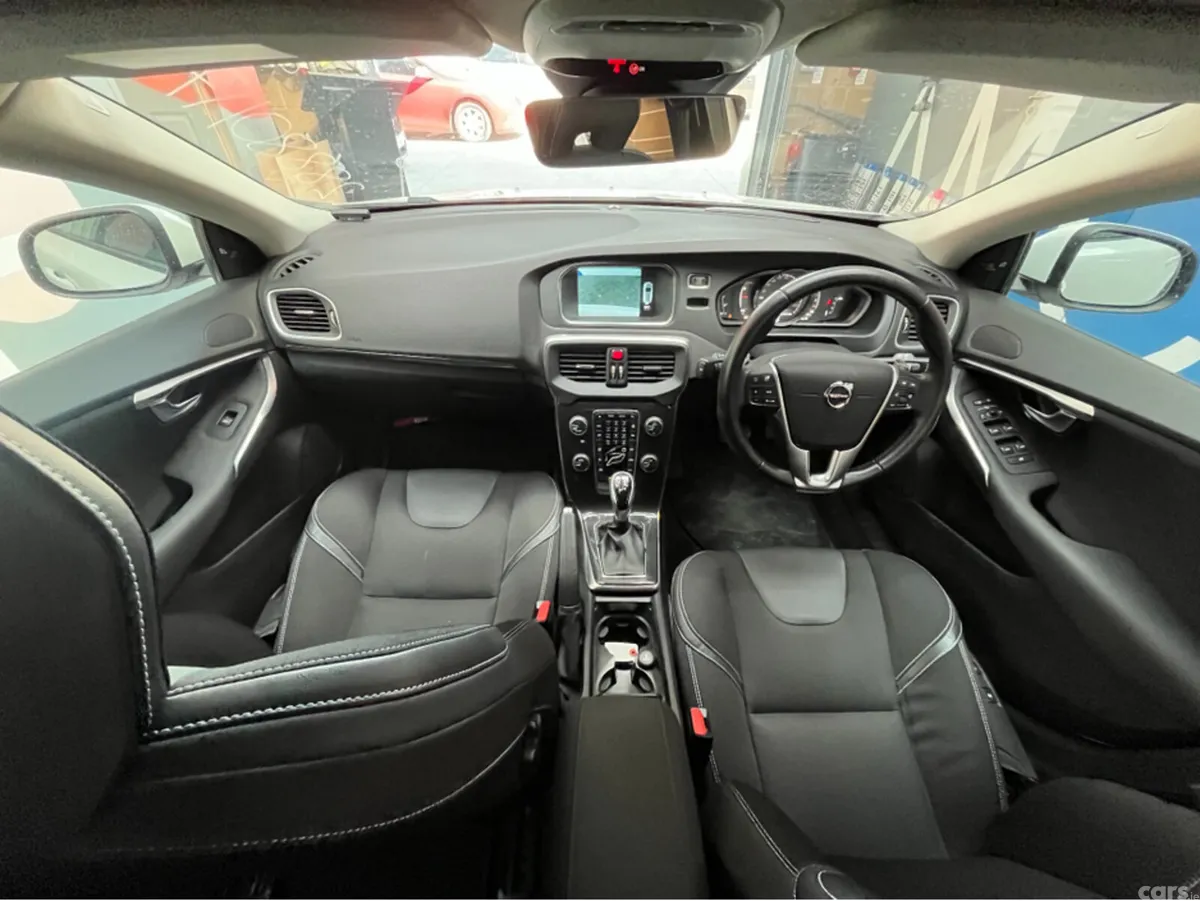 Volvo V40 Hatchback, Diesel, 2017, White