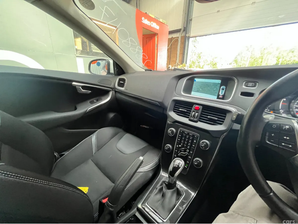 Volvo V40 Hatchback, Diesel, 2017, White