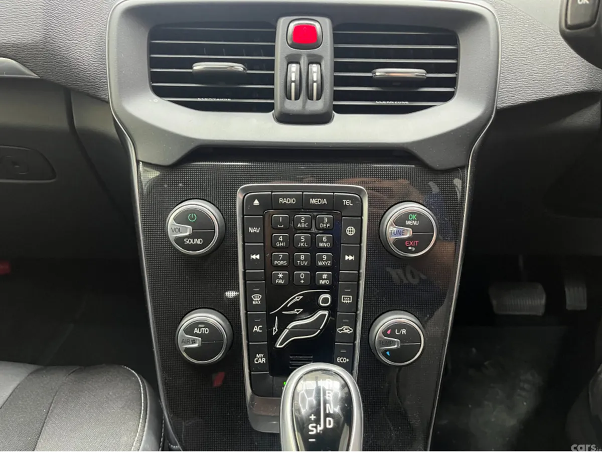 Volvo V40 Hatchback, Diesel, 2017, White