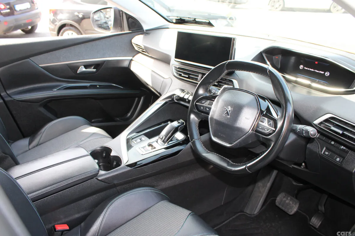 Peugeot 5008 MPV, Diesel, 2022, Grey